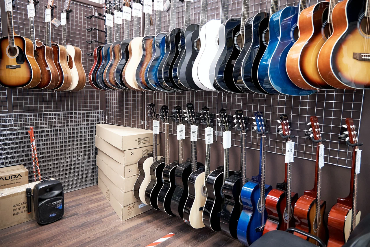 Купить гитару в магазине гитарный клуб. Музыкальный магазин. Гитарный магазин. Магазин музыкальных инструментов. Гитары музыкальные магазины.